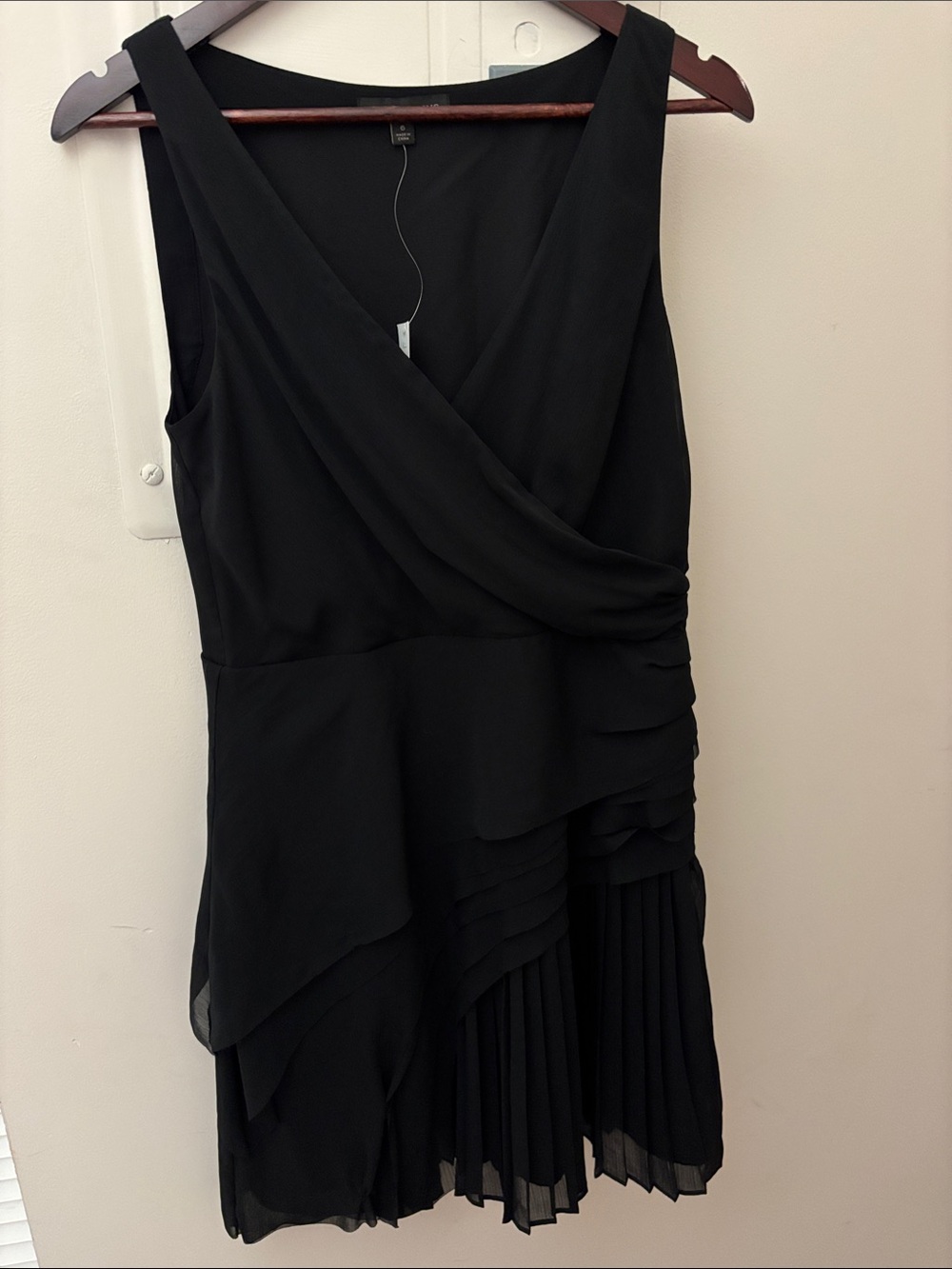 BR Elegant Black Sleeveless V-Neck Layered Dress 6 NWT flattering fit versatile